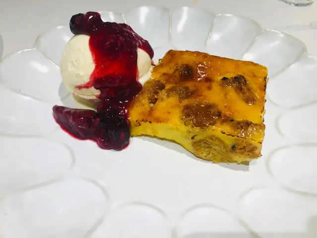 甜品部分🤩唔記得咩名堂。面包布甸個種  。呢到既雪糕好凍同硬身 （唔鍾意好稀好快溶個種） 。好味道🤠