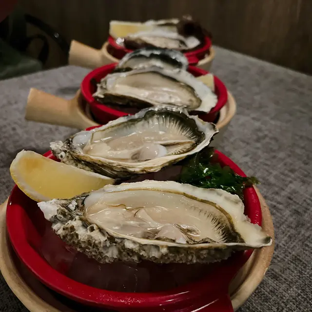 Mixed  plate  of  fresh  oysters  