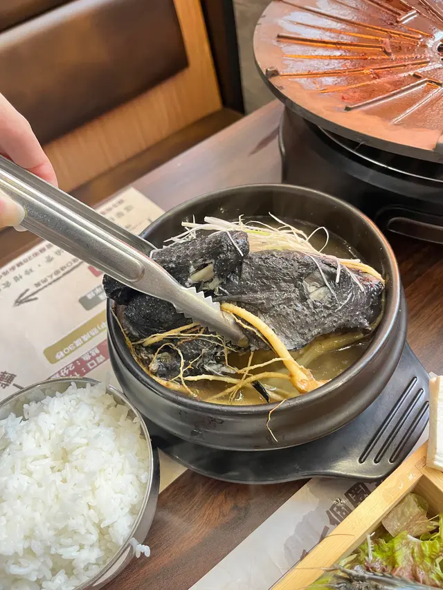 宮廷人蔘烏雞湯跟飯