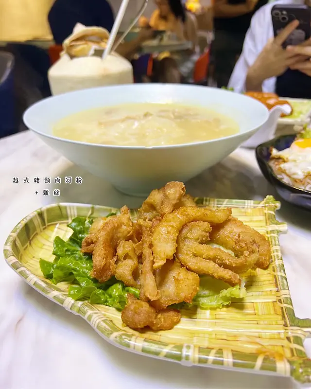 越式豬頸肉河粉+雞絲