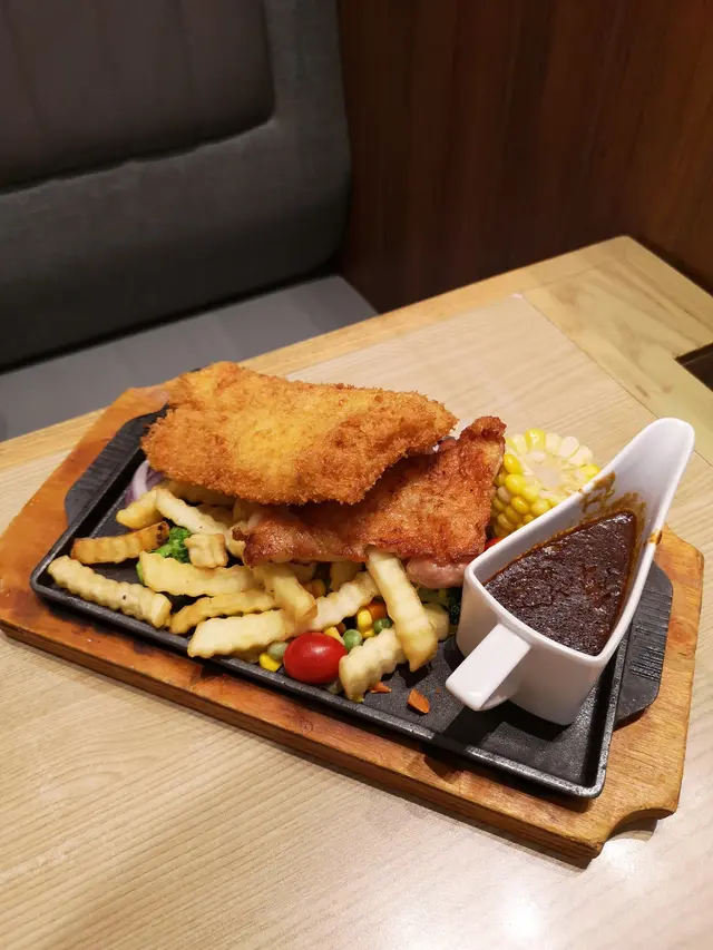 鐵板香煎雞扒拼吉列魚柳，配薯菜、黑椒汁