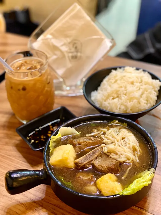 呷一口湯頭完全有去左星馬旅行嘅感覺！排骨嫩滑