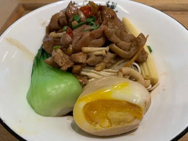 私房花雕雞拌麵