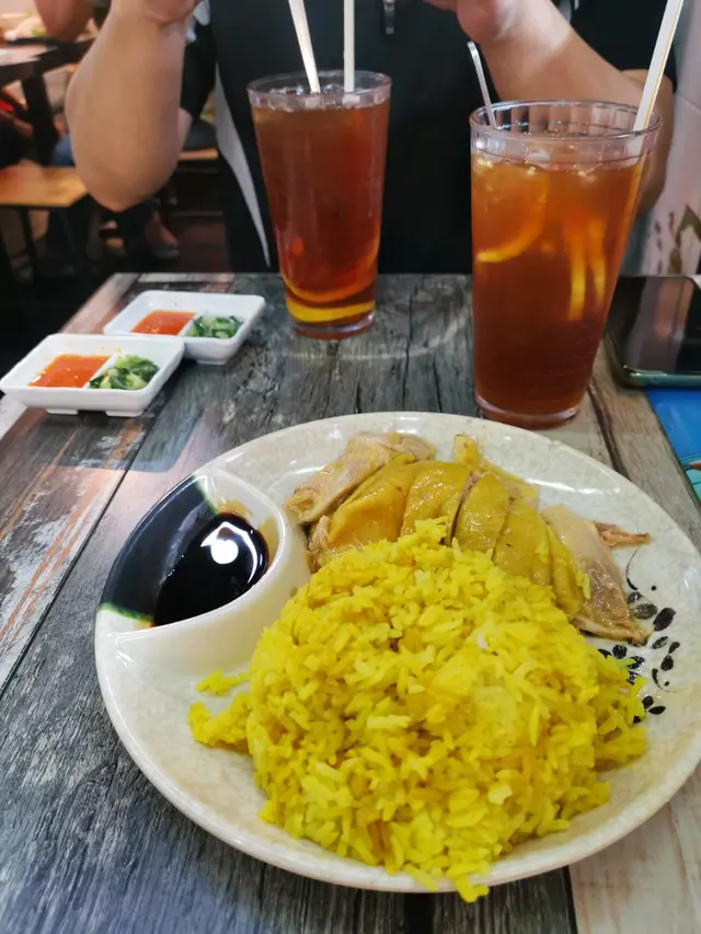 雞很嫩滑， 凍飲很大杯