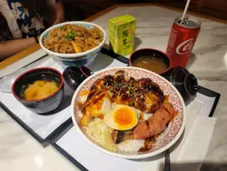 和风烧牛肉饭$76、 秘制照烧鸡扒玉子饭拼日式骨付肠$69、 罐装可乐$3