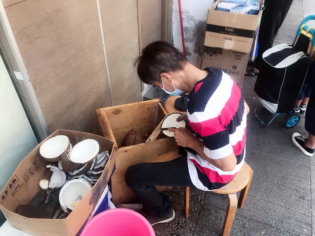 阿叔正在忙碌著.正在處理椰子🥥汁前期製作！👍