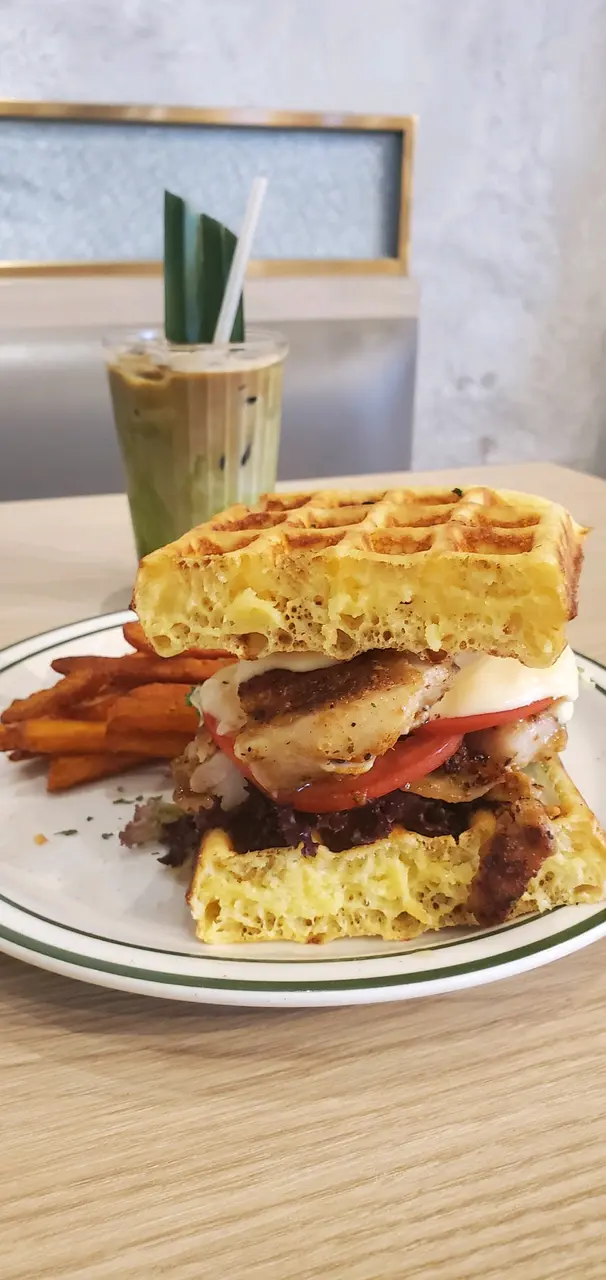 烤雞芝士窩夫三文治配蕃薯條