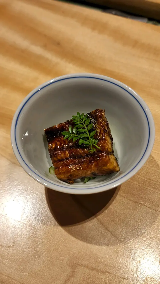 燒鰻魚配山椒葉