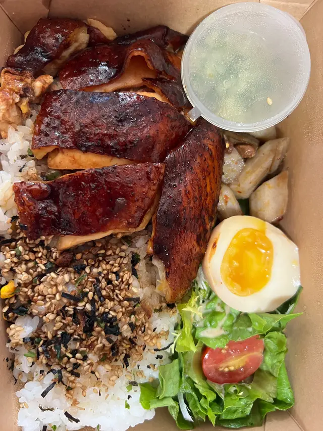 便當入面有雞、薑蓉醬、蓮藕、溏心蛋、沙律菜、日本飯素、白飯；豉油汁超級香甜，雞皮入哂味，雞皮雞肉都幾滑；蓮藕係辣的  但味道都好正  而且爽口