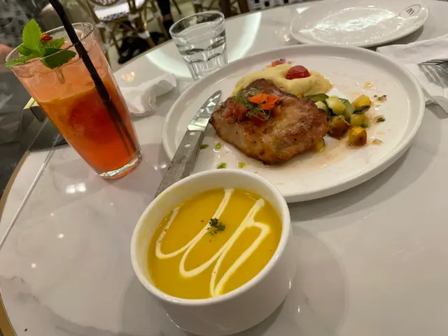 厚切豬肉眼扒配蕃茄沙沙