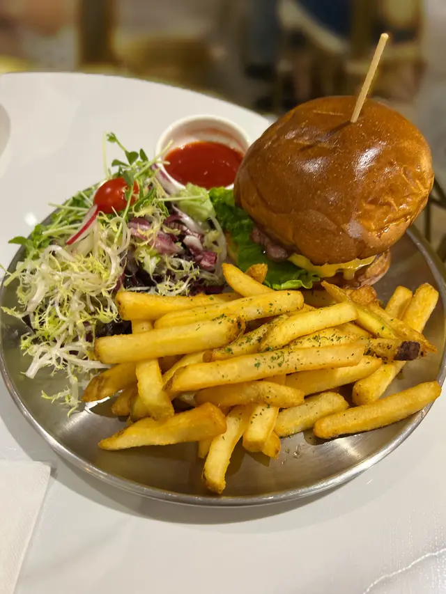 香煎煙肉和牛芝士漢堡配薯條