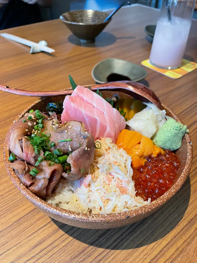 Hika丼(火炙A5和牛、吞拿魚腩、海膽、三文魚籽、松葉蟹肉)