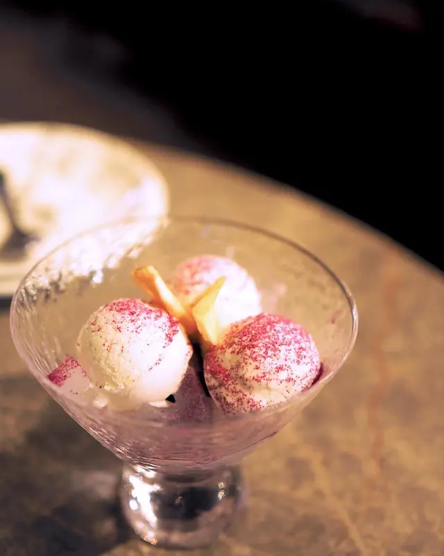 椰子雪糕 配 風乾鳳梨紫糯米