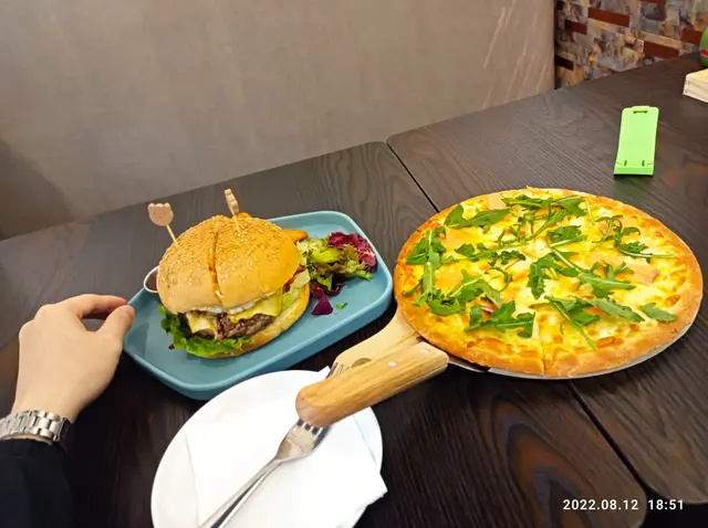 牛漢堡和煙三文魚 pizza