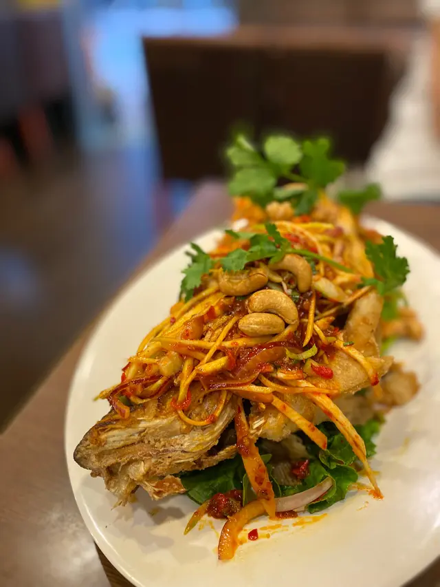 泰式芒果絲脆炸鱸魚