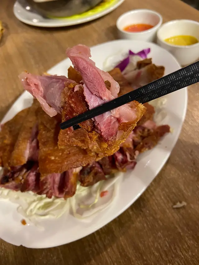 原隻脆皮炸豬手