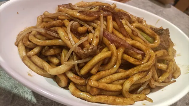 有很多牛肉大大碟的粗炒