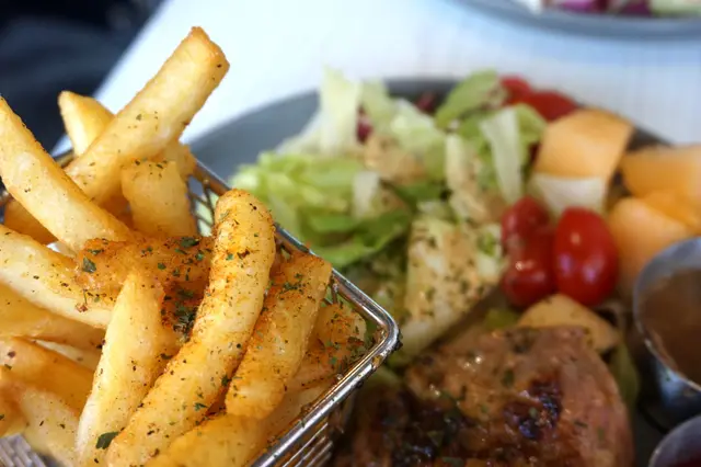 招牌燒菠蘿肯瓊香料香煎豬扒配薯菜