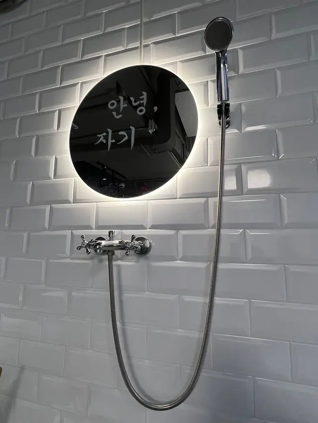 店內有花灑的裝飾