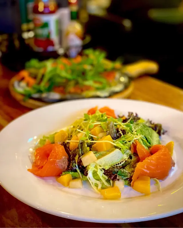 煙三文魚香茅香芒沙律