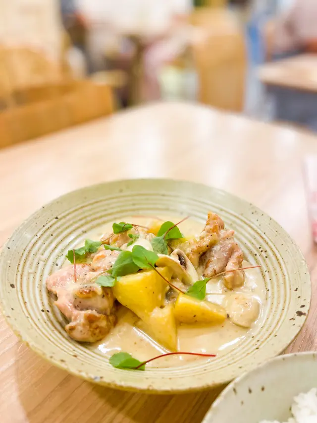 蒜香法式奶油蘑菇燴雞肉配日式珍珠飯