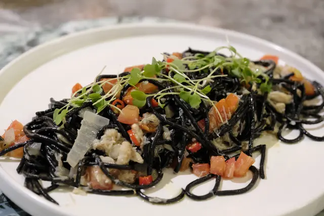 香辣蟹肉魷魚墨汁扁麵條