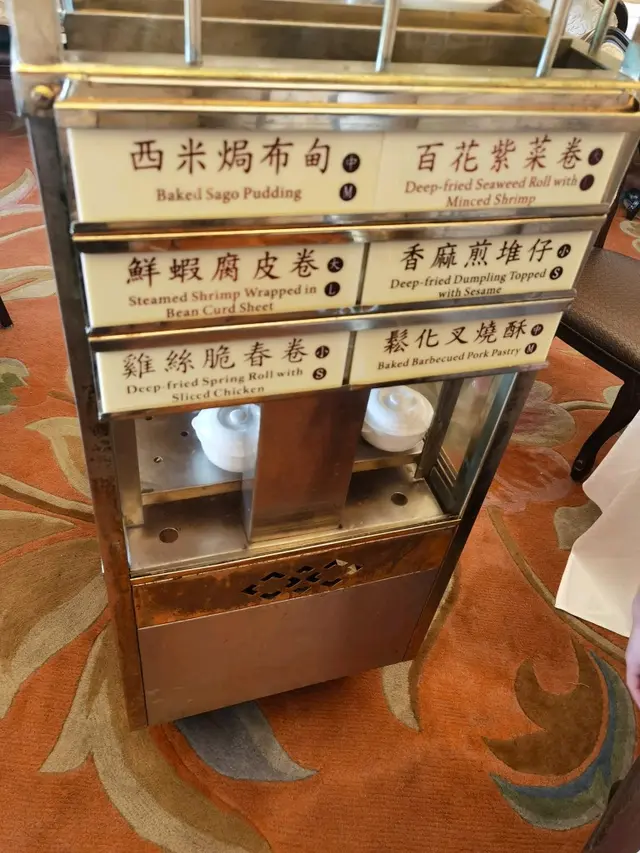 點心車前面列著不同點心