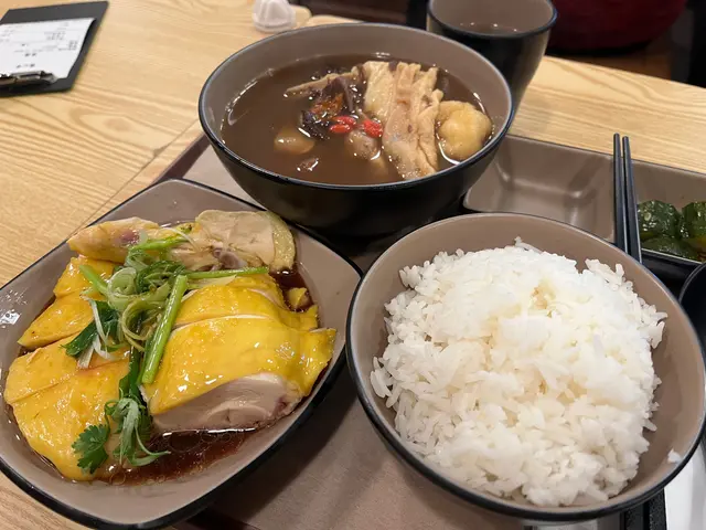 霸王雞飯蔥油汁配肉骨茶