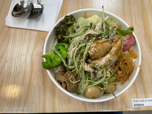 #手撕雞便當 👅8/10 $65 唔係講笑 好大碗 食到我 飽死了 個碗極闊🤣🤣🤣 不過個碗個底唔係好深 no worry😂 碗飯有好多配料 青瓜 花生 台腸 西蘭花 菜甫 酸菜 鵪鶉蛋 肉 (sorry唔識分咩肉)(係好食嘅) 堅豐富 每樣野比少少你 成碗野好colourful 搞到我覺得好似$65都唔係好貴姐🤣 而且啲手撕雞都幾多🥹 幾足料架😍 . 味道👅: 8/10 賣相👀:9/10 扺食💰:7.5/10 .