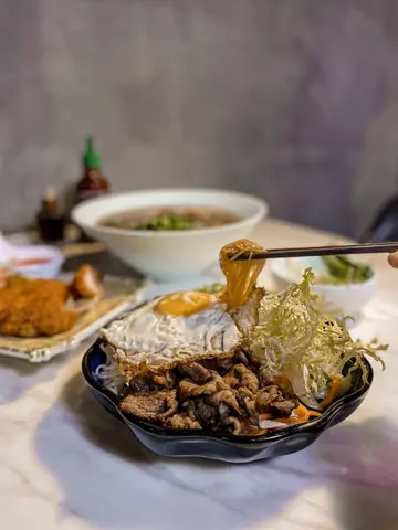烧安格斯牛肉拌金边粉+太阳蛋
