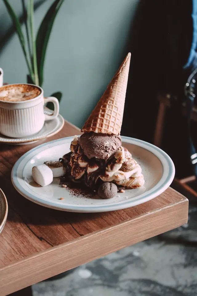 提拉米蘇牛角包窩夫(配石板街雪糕) 