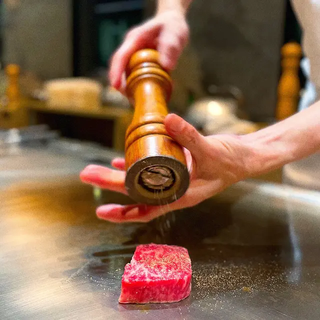 和牛可以揀薄燒或厚燒,鍾意有口感嘅建議揀厚燒😛師傅會將和牛輕輕調味