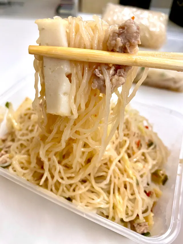 酸辣蒸米粉(豬肉+炸魚片)