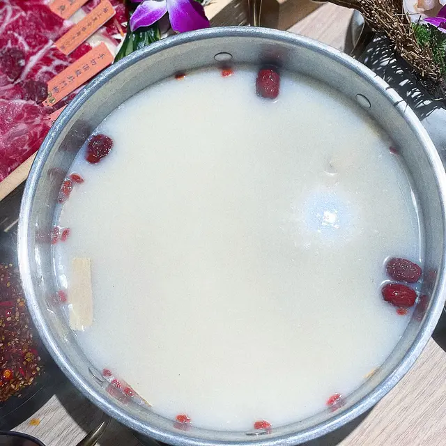 湯底滾咗之後飲返啖,奶香又順滑🥛雖然係藥膳但係味道都好易入口😝