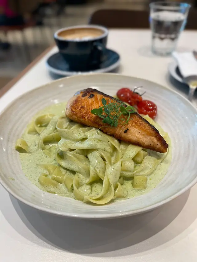 Pesto Salmon Fettuccine 煎三文魚柳，小蕃茄，香草忌廉汁闊麵