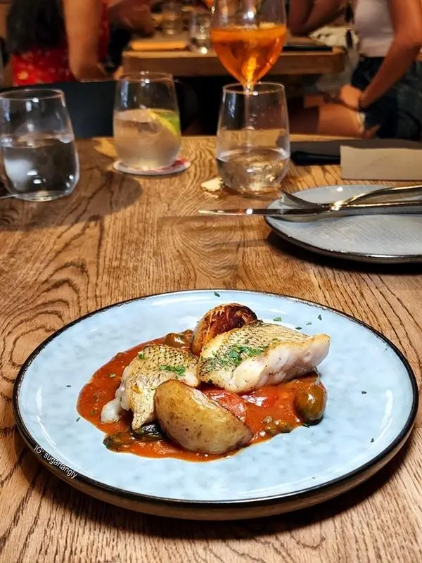 意式紅鯛魚配香烤薯仔及西西里蕃茄醬