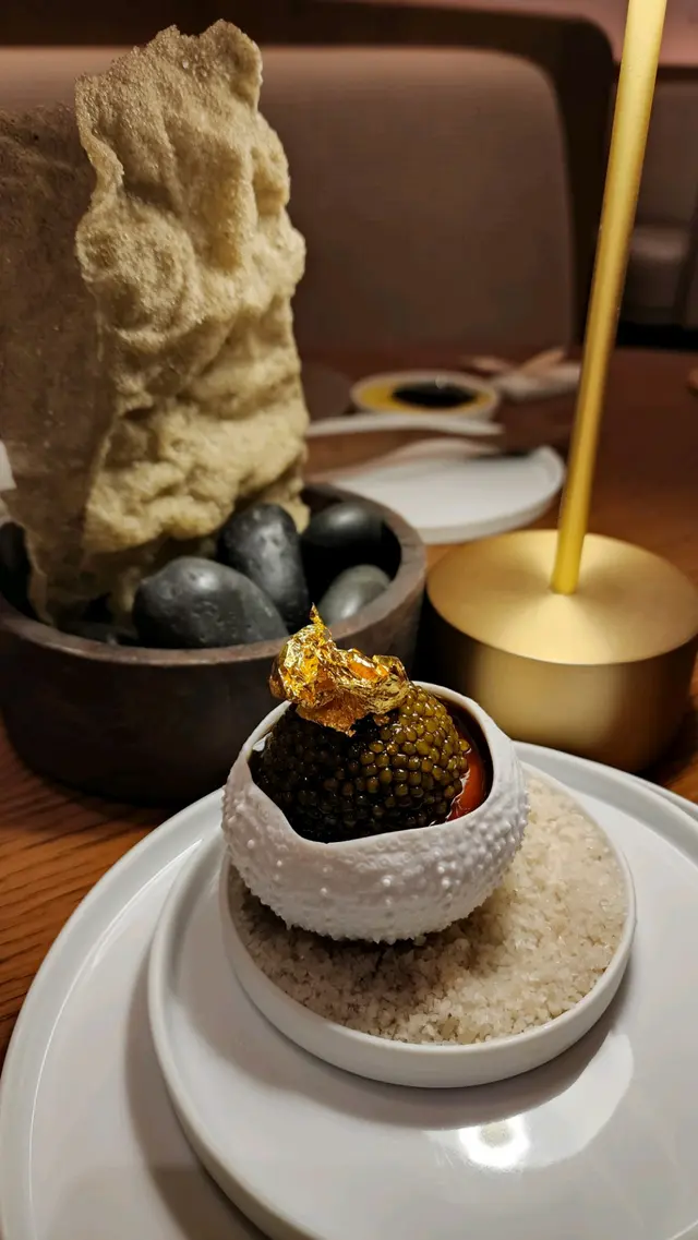 魚子醬海膽配椰菜花摩絲配上金箔 再加海草粉及木薯粉薄脆