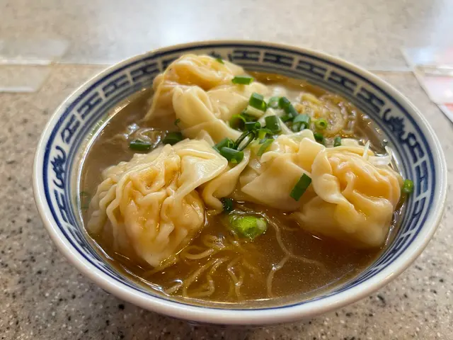 細細碗，只有三粒雲吞，但係好食😋