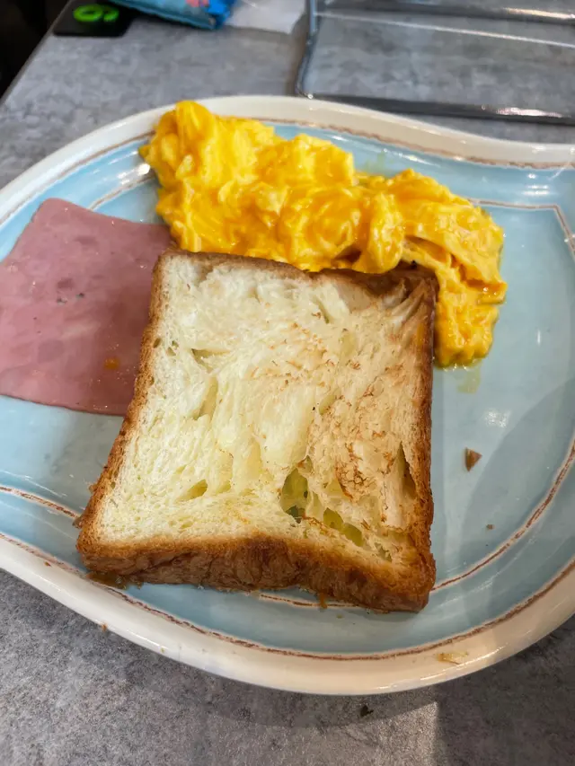 跟餐炒滑蛋火腿配丹麥包