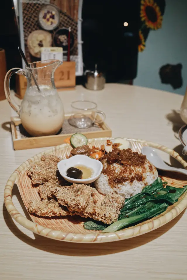 鮮梅佐豬排滷肉飯