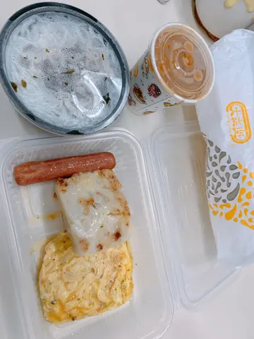 炒滑蛋+肠仔+萝卜糕+榨菜肉丝米粉+奶茶