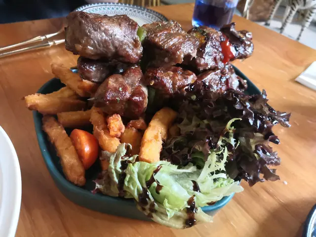 份量足既豬串燒， 有3大串每串4大舊