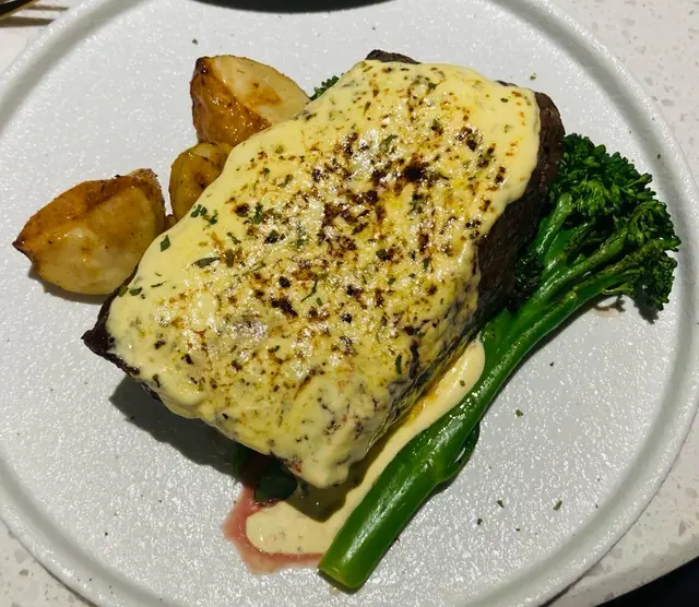 燒美國牛側腹配龍萵荷蘭汁