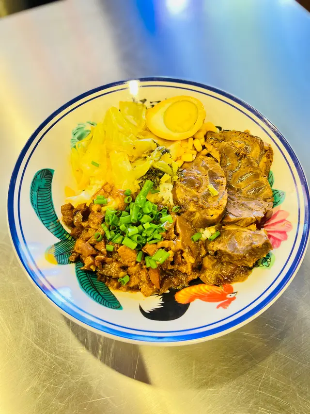 台灣紅燒牛筋肉滷肉飯