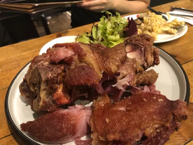 德國烤焗脆皮豬手