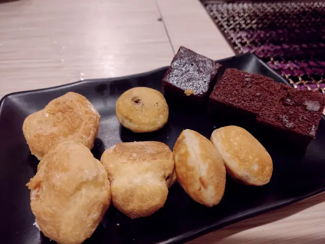 朱古力布朗尼、朱古力班戟、雲呢拿泡芙