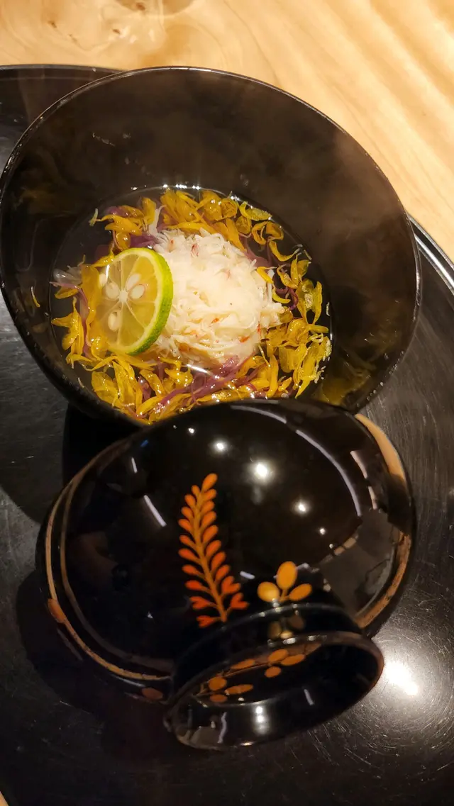 毛蟹肉真丈 菊花 炸橘 鰹出汁