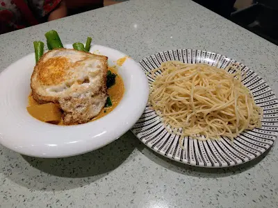 咖喱雜菜煎蛋配意麵