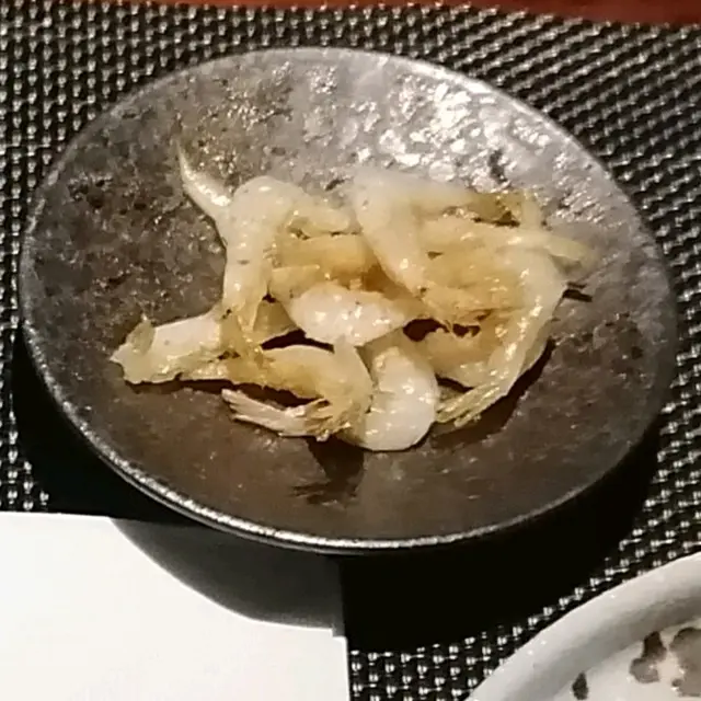 餐廳送嘅前茶炸白蝦仔