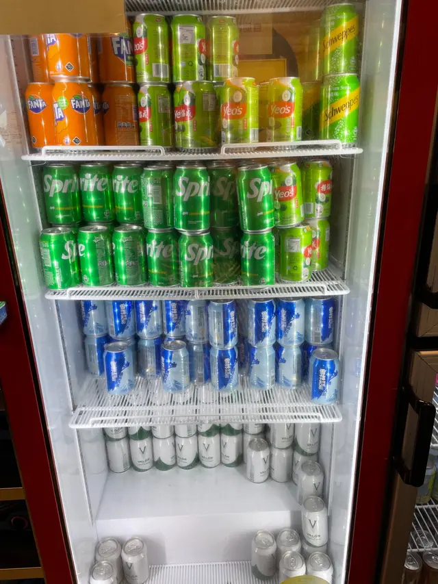 飲品櫃，有啤酒。